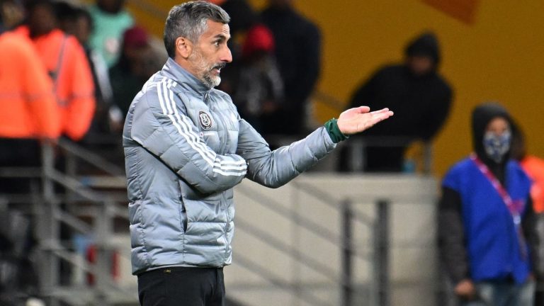 'Did you see that field?' – Riveiro blames Cape Town Stadium's grass after Orlando Pirates let lead slip against City and raves about Relebohile Mofokeng's ability