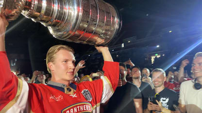 Lundell has full-circle moment, takes Stanley Cup to old hockey arena