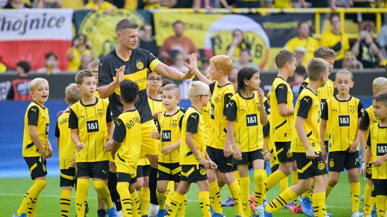 VIDEO: Jakub Blaszczykowski and Lukasz Piszczek take on 100 children! Borussia Dortmund pair receive bizarre farewell as Jurgen Klopp watches on