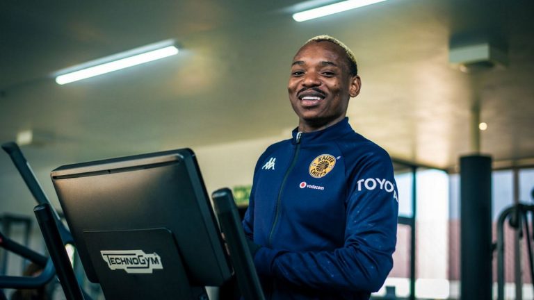 'Re-signing Khama Billiat is similar to voting Jacob Zuma back to presidency, what else do you expect him to do differently now at Kaizer Chiefs? Junior Khanye is crazy!' – Fans