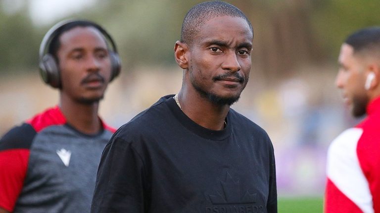 'Rhulani Mokwena is concentrating on Mamelodi Sundowns & Wydad Casablanca at the same time! He is going back home early. Even Kaizer Chiefs & Orlando Pirates struggle vs lower-tier teams' – Fans