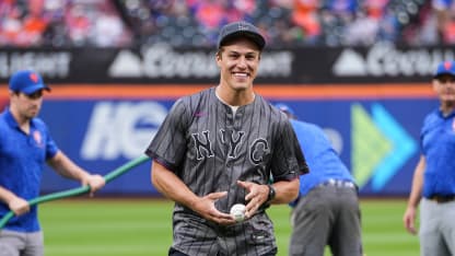 Lee Throws Honorary First Pitch at Mets Game